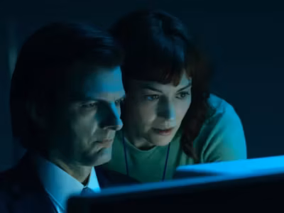 Кадр из финала сериала «Разделение» с Марк и Хелли за компьютером в темной комнате