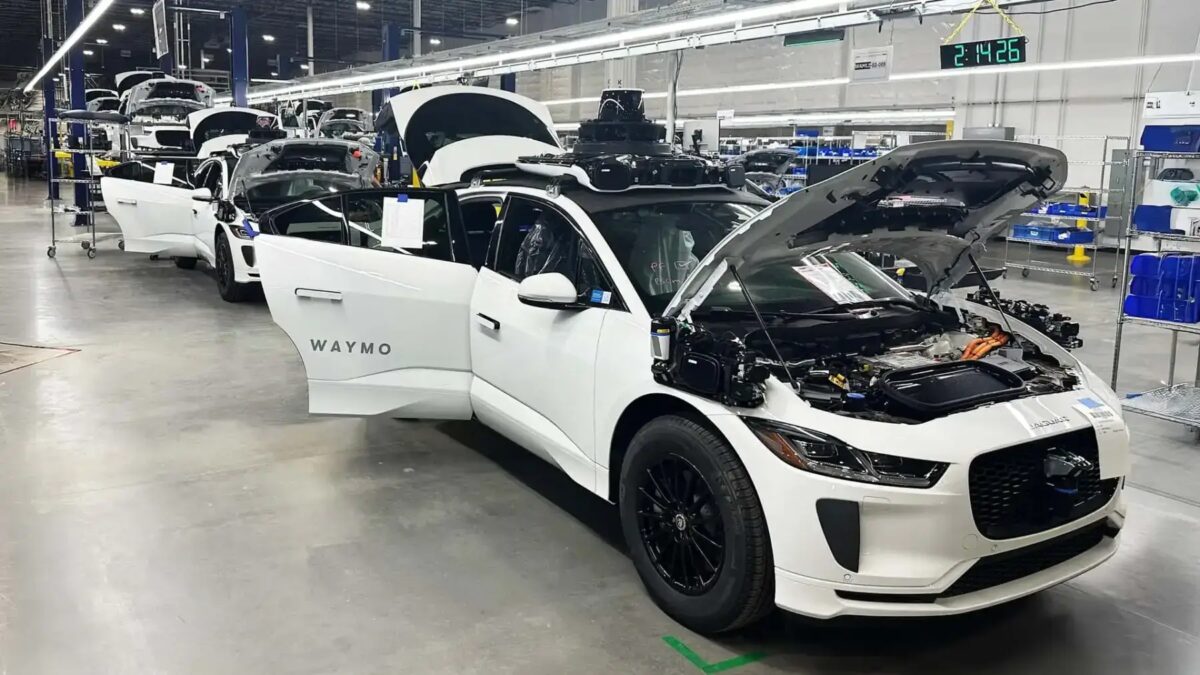 Автоматическая сборочная линия с автомобилями Jaguar I-Pace