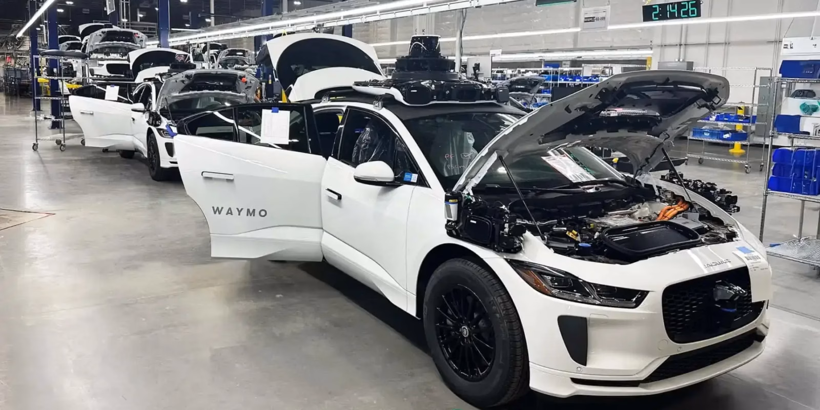 Waymo расширяет автопарк: ещё 2 000 Jaguar I-Pace станут роботакси 2 waymo jaguar i pace assembly