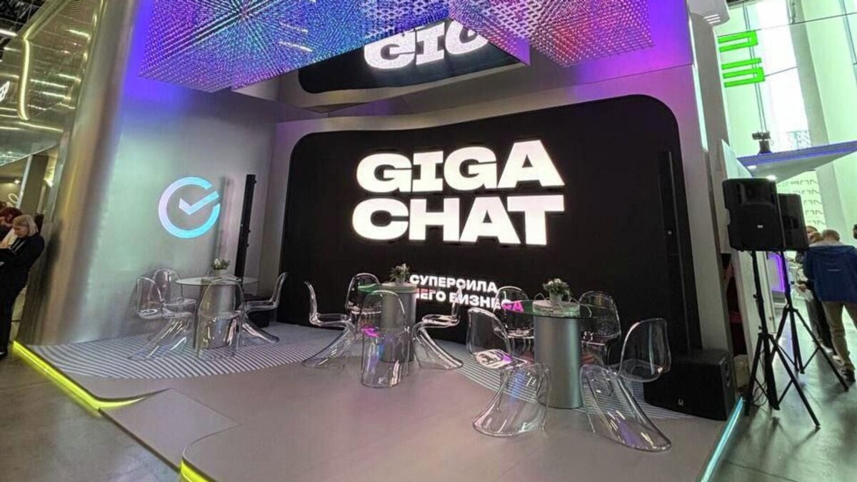 Зона выставки Сбера на ЦИПР с крупным экраном GIGA CHAT и стеклянными столами