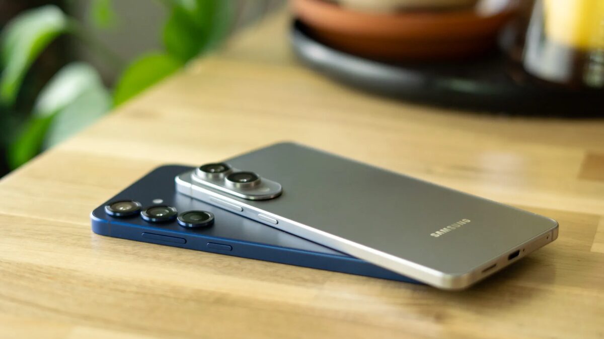 Смартфон Samsung Galaxy в серебристом цвете на деревянной поверхности