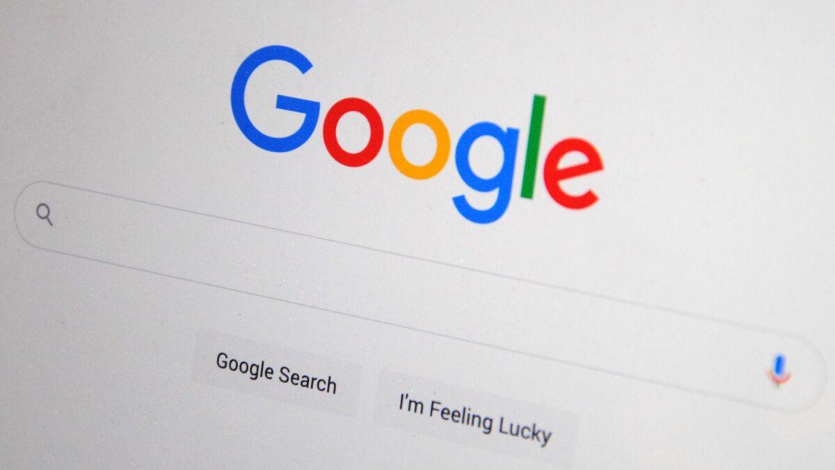 Экран компьютера с логотипом Google и строкой поиска