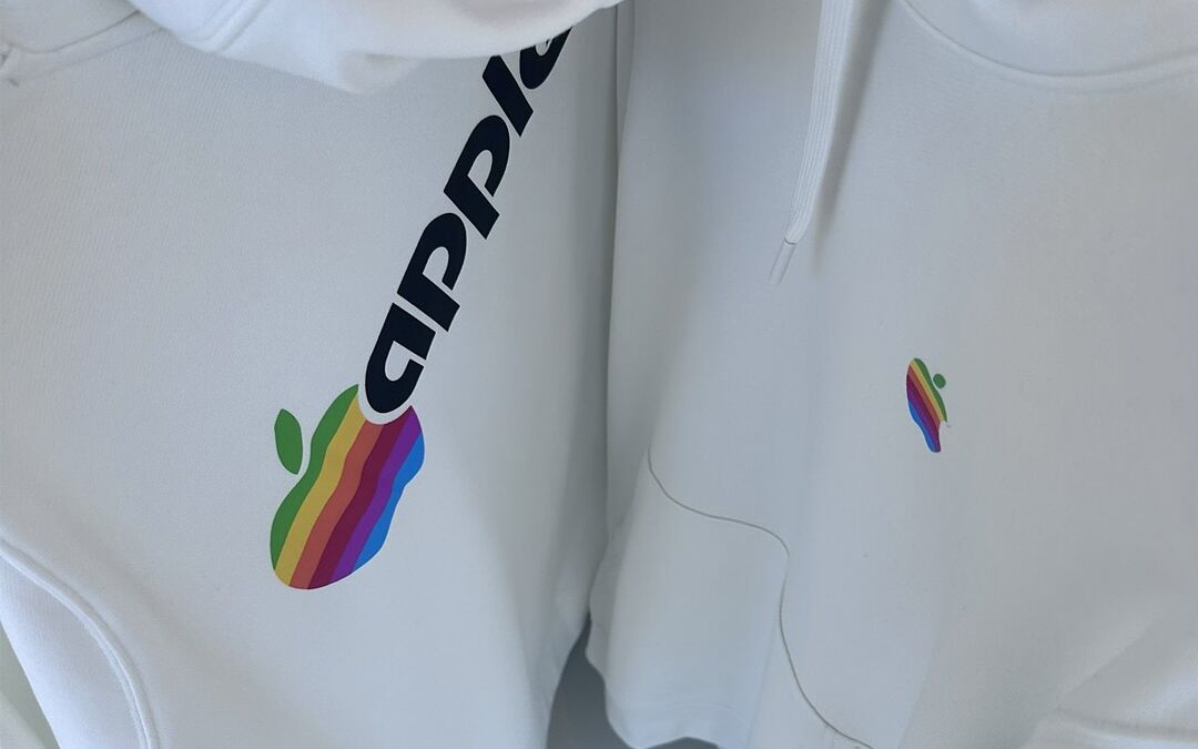 Белая одежда с логотипами Apple и ретро-логотипом Apple устройство