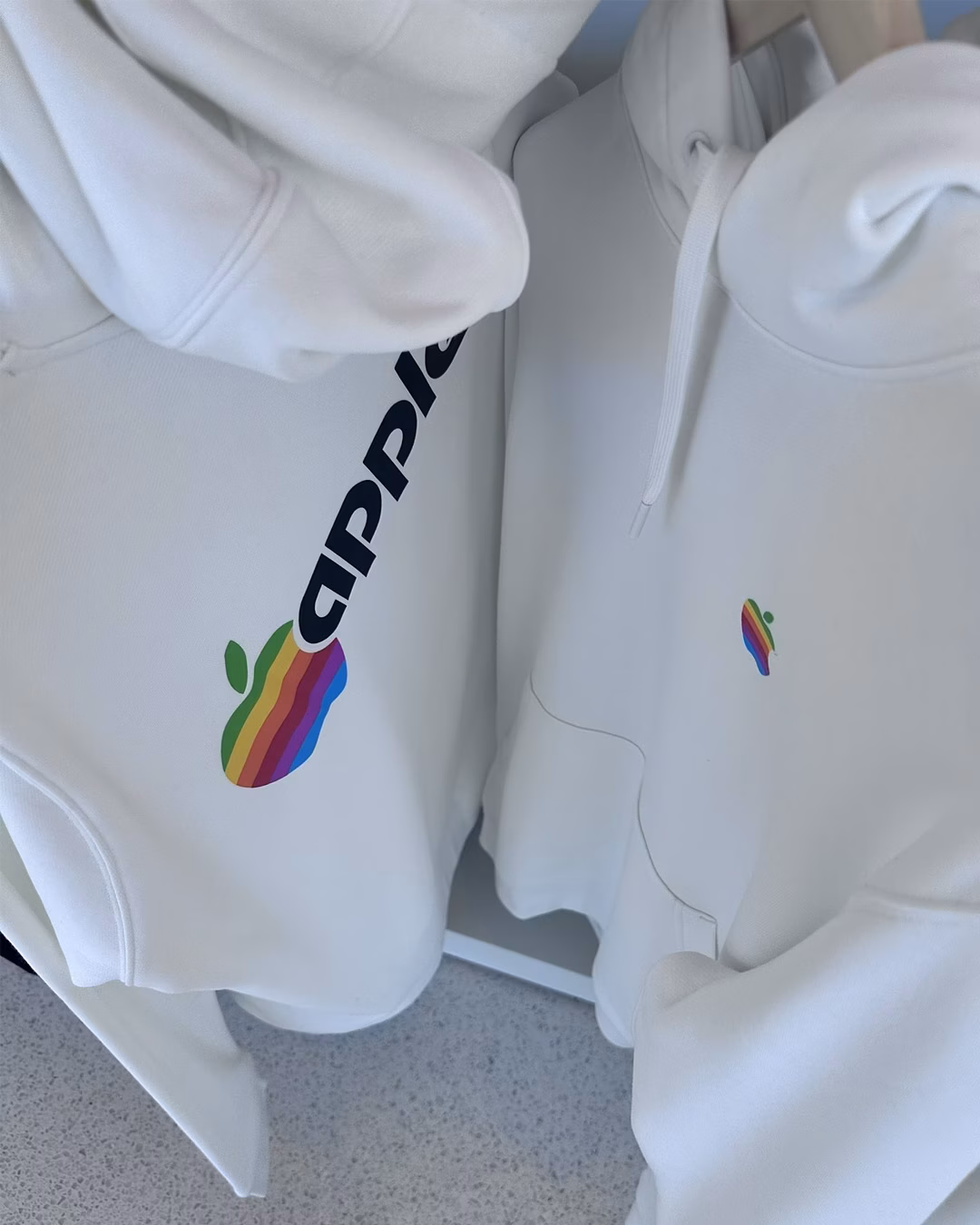 Apple выпустила лимитированную коллекцию одежды с ретро-логотипом перед WWDC 2025 13 apple20drops20limited20edition20merchandise20featuring20the20classic20rainbow20logo20at20the20apple20park20visitor20centre20ahead20of20the20wwdc2520event2020 20hunter20harris20 20logesh20 2040le.syndrome 2