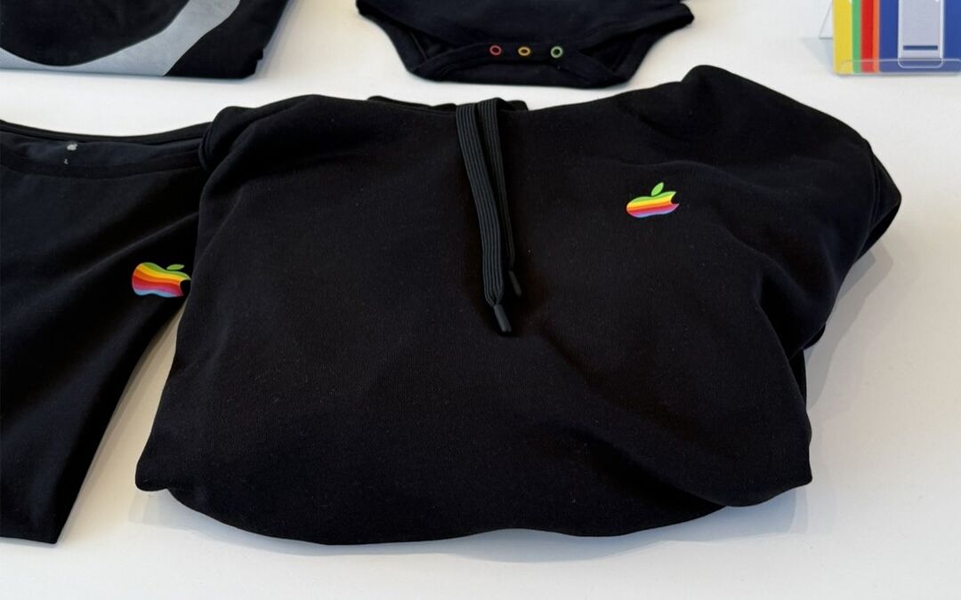 Черная толстовка и детская футболка с ретро-логотипом Apple На столе