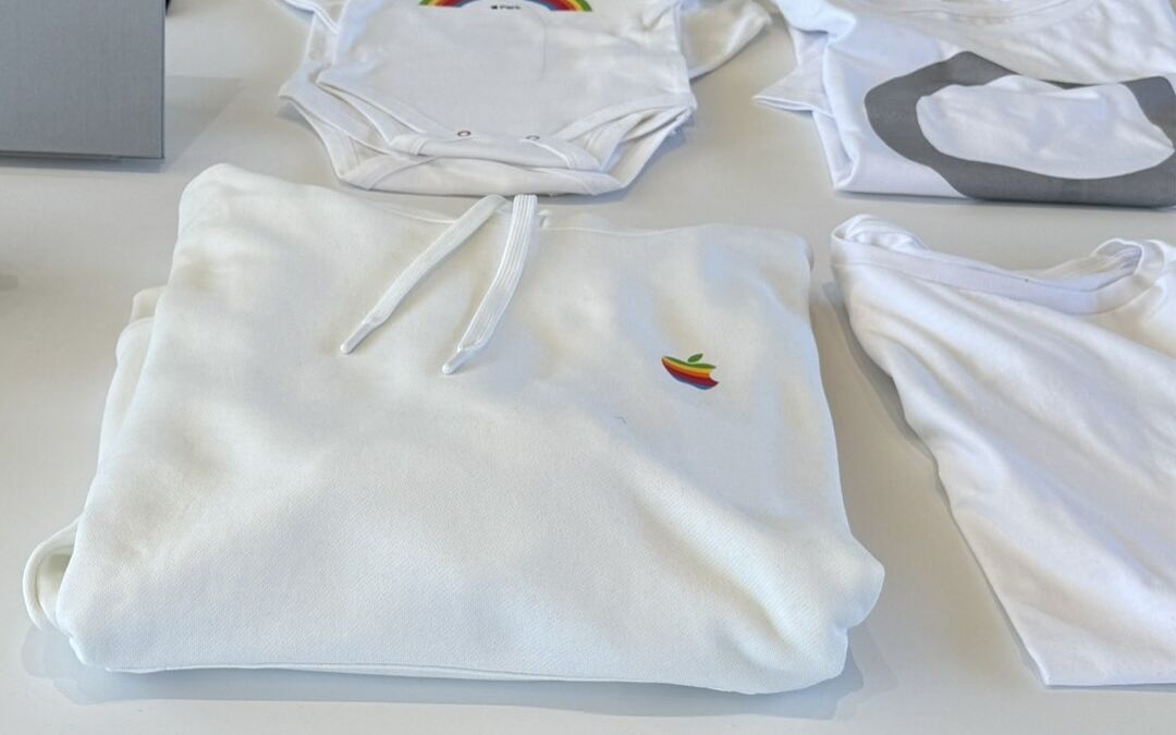 Белая футболка с красочным ретро-логотипом Apple