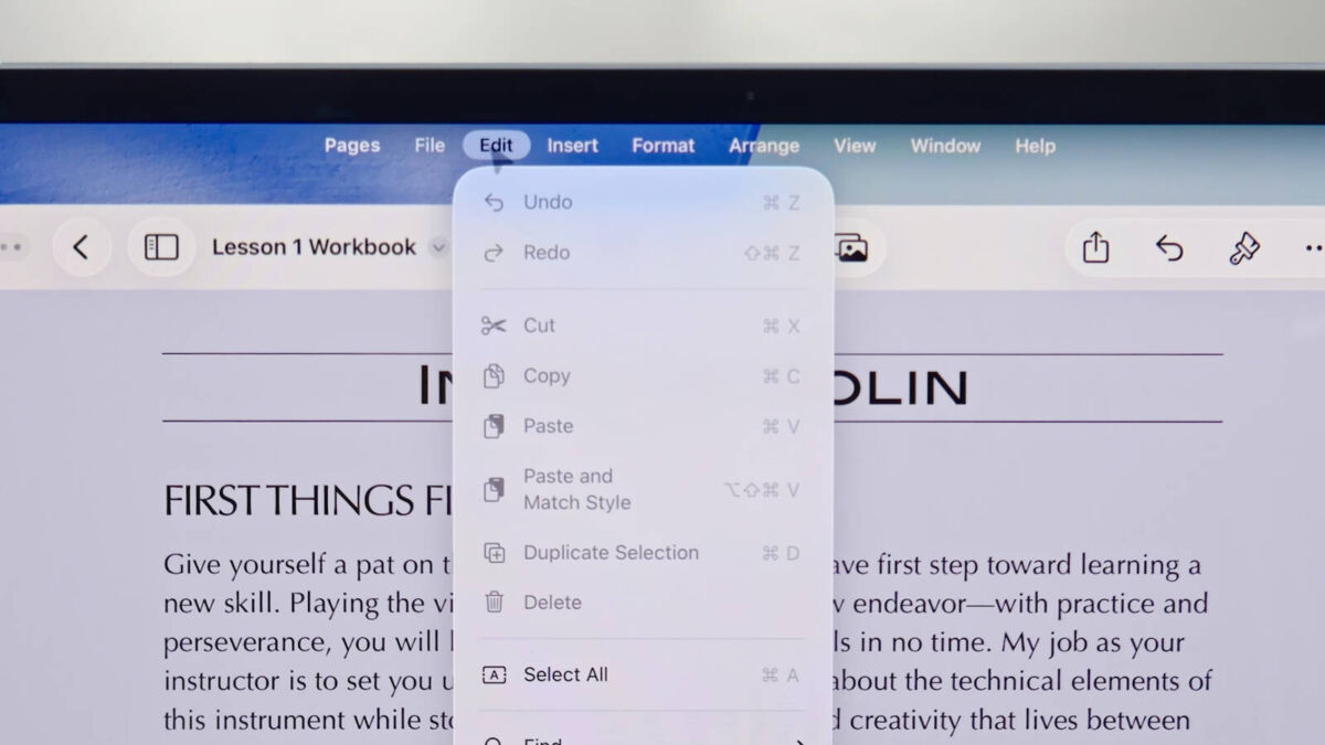 Экран iPad с меню редактирования текстового документа