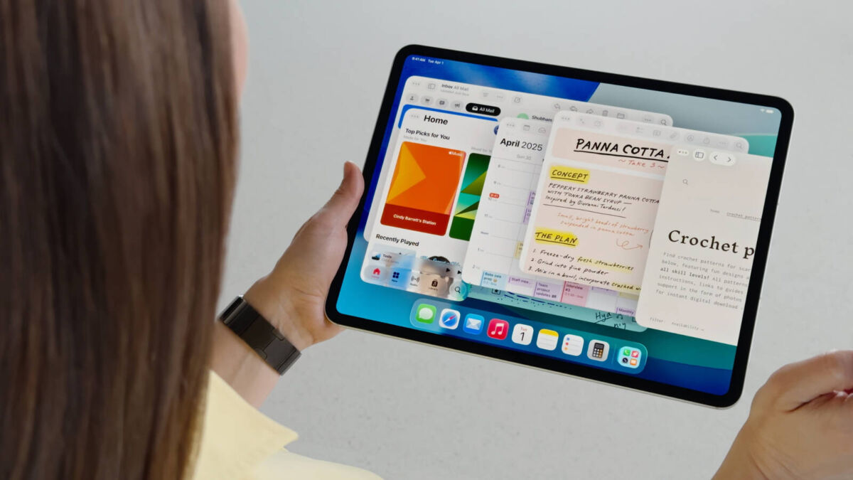 Планшет iPad с открытыми приложениями и заметками