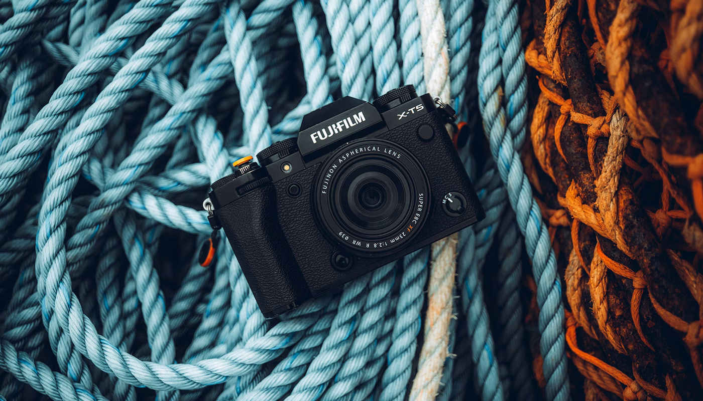 Fujifilm представила X-E5 с 40 Мп сенсором и ретро-дисплеем Fujifilm представила X-E5 с 40 Мп сенсором и ретро-дисплеем
