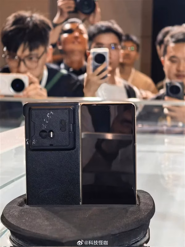 Honor представила дизайн складного Magic V5 в защитном чехле 9 honor magic v5 showcased in a protective shell 1 1