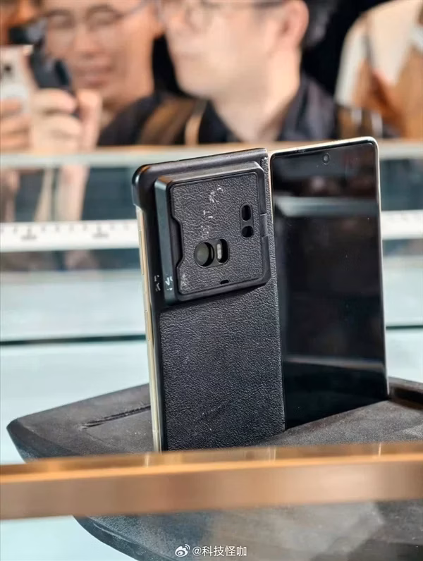 Honor представила дизайн складного Magic V5 в защитном чехле 8 honor magic v5 showcased in a protective shell