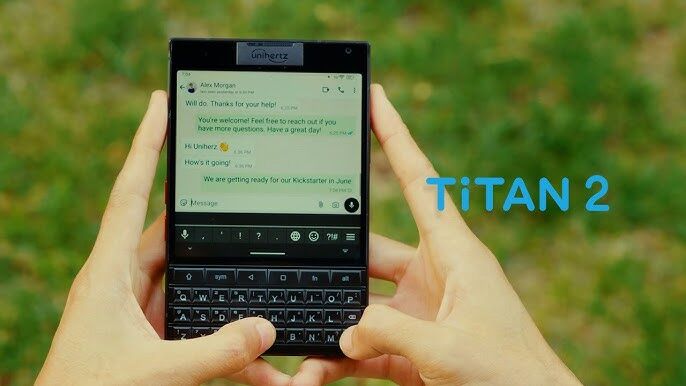 Рука держит смартфон Unihertz Titan 2 с QWERTY-клавиатурой