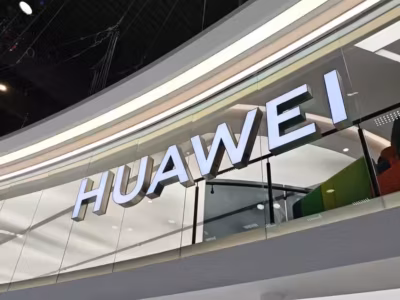 Вывеска Huawei на втором этаже торгового центра с яркой витриной