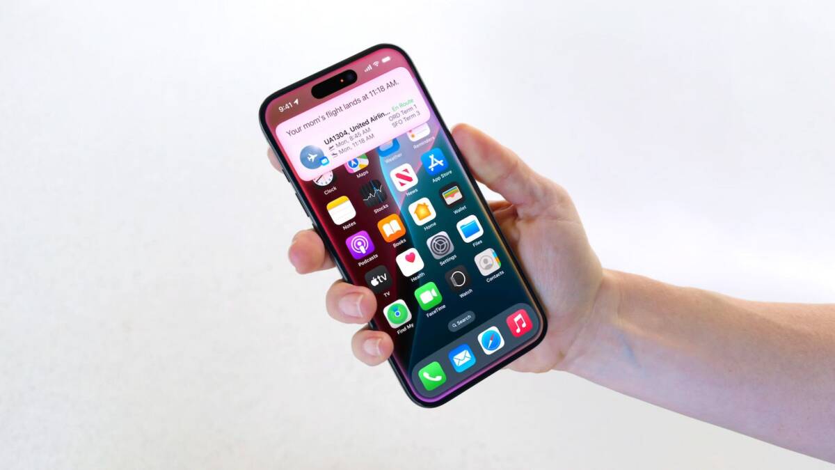 Apple iPhone с уведомлением о рейсе и иконками приложений в iOS 18