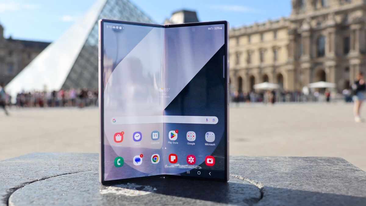 Складной телефон Samsung Galaxy Z Fold7 с открытым экраном на уличной площади