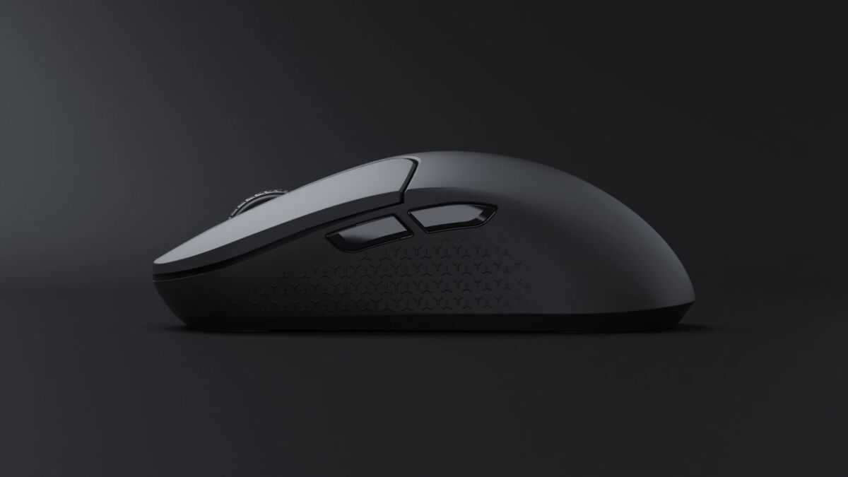 Графическая изображение игровой мыши Keychron M3 Mini с черным корпусом и эргономичным дизайном