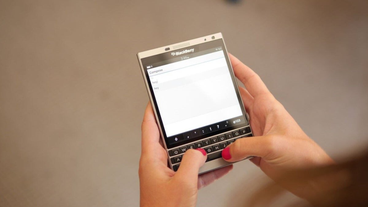 Ударный смартфон Unihertz Titan 2 с QWERTY-клавиатурой, в руке человека