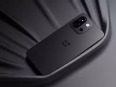 Черный смартфон OnePlus 13s на темном фоне с двойной камерой