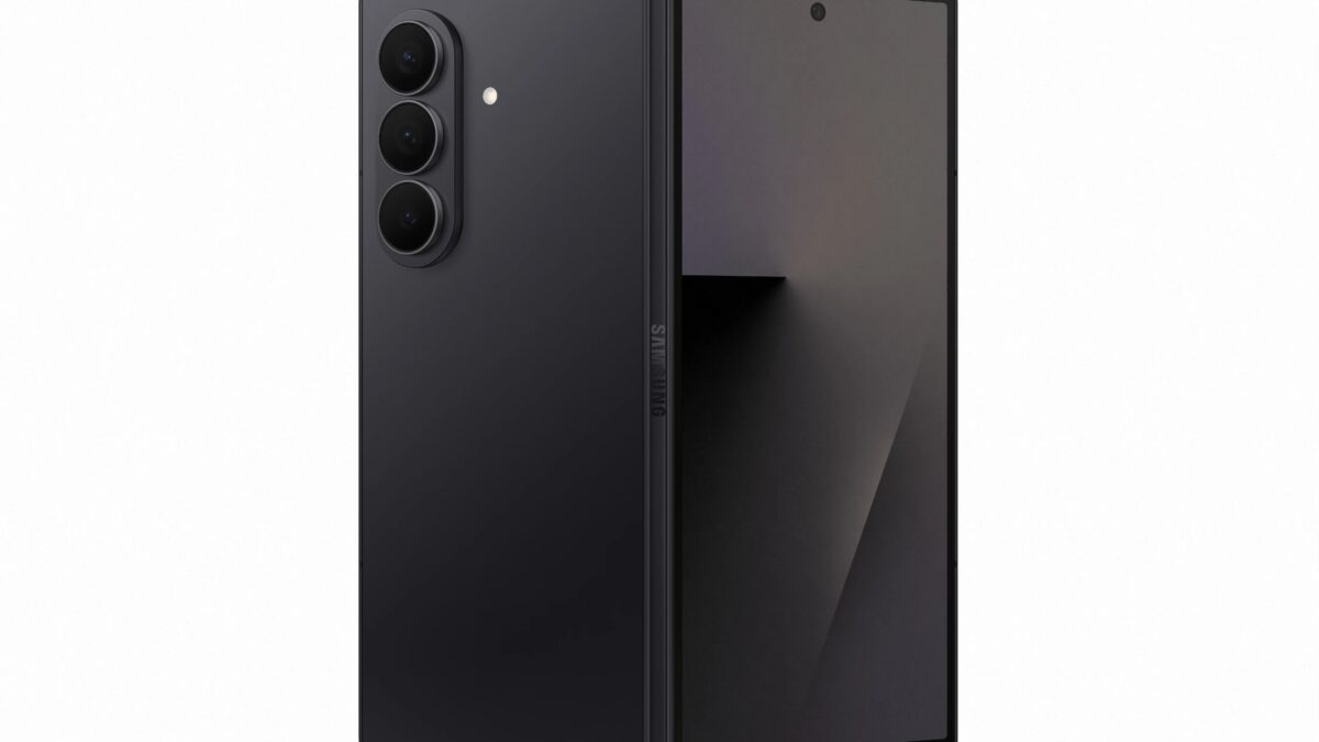 Черный складной смартфон Galaxy Z Fold 7 с тройной камерой со спины