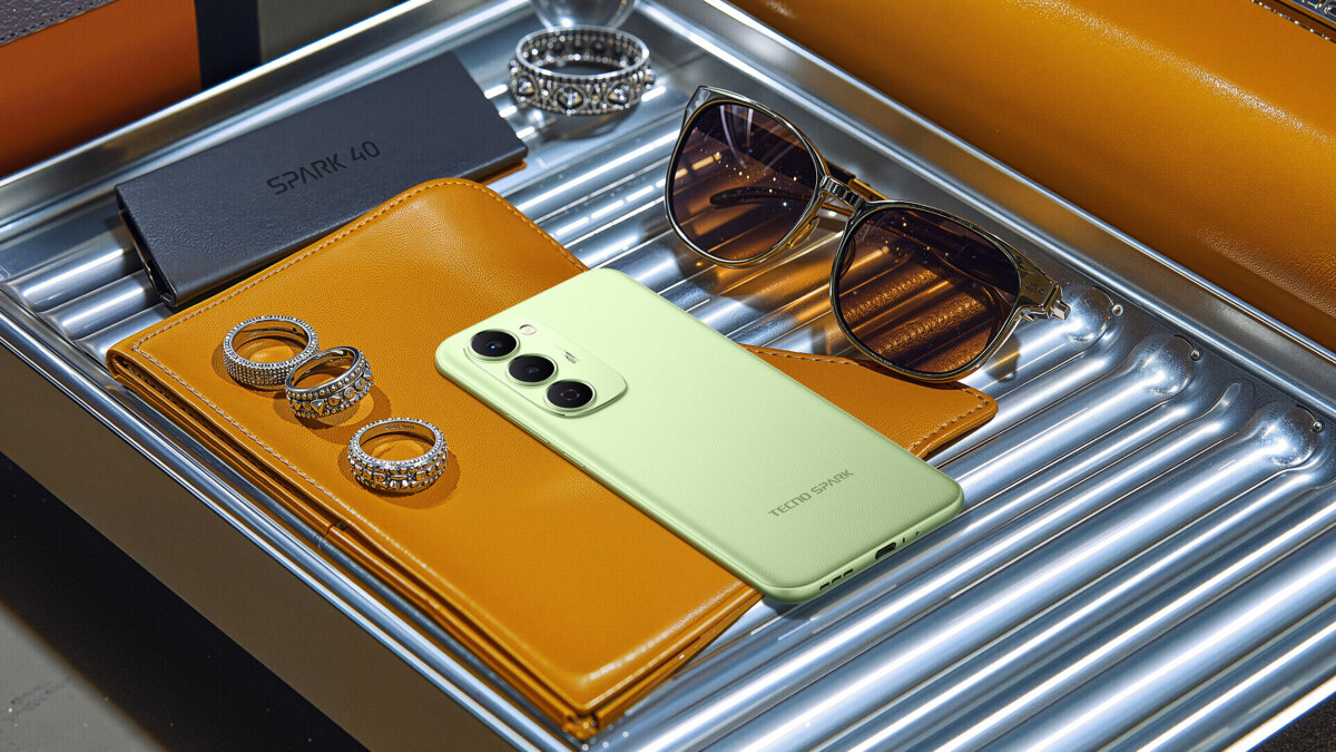 Смартфон Tecno Spark 40 с двойной камерой и защитным чехлом