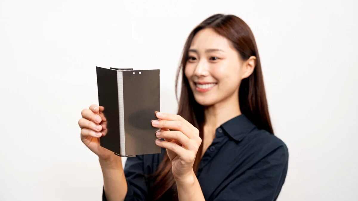 Samsung заявила о ресурсе в 500 000 складываний у панели Galaxy Z Fold 7 8 6 2