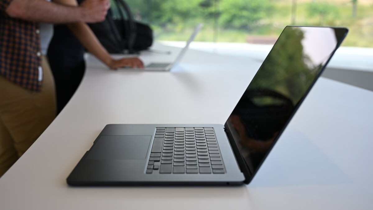 Новый доступный MacBook от Apple получит чип A18 Pro и выйдет в 2026 году 6 64333 134066 15 inch macbook air side view xl