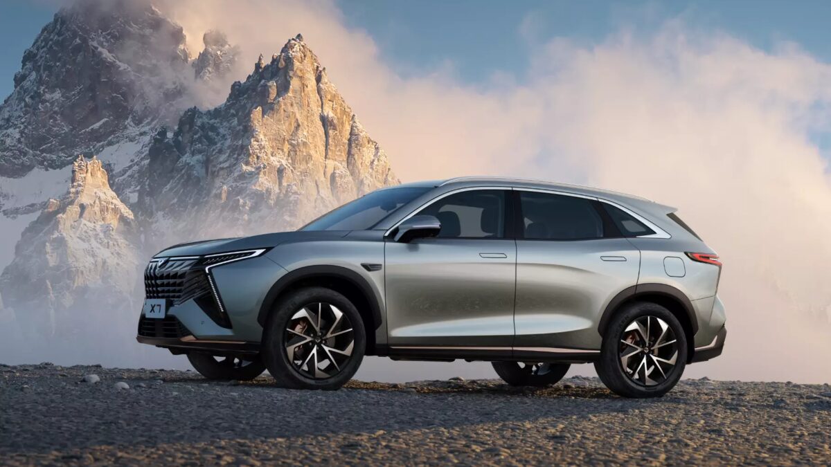 Chery X7 кроссовер на фоне горной природы, фото для статьи о Kaiyi в РФ
