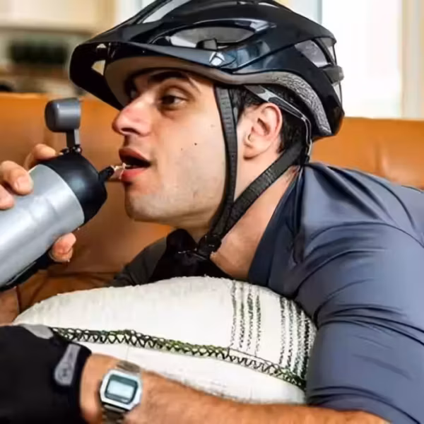 Мужчина в шлеме пьет из бутылки Active-Pump Sports с электрическим насосом