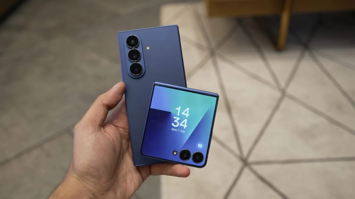 Samsung Galaxy Z Fold 7: задняя панель со тройной камерой и корпусом смартфона