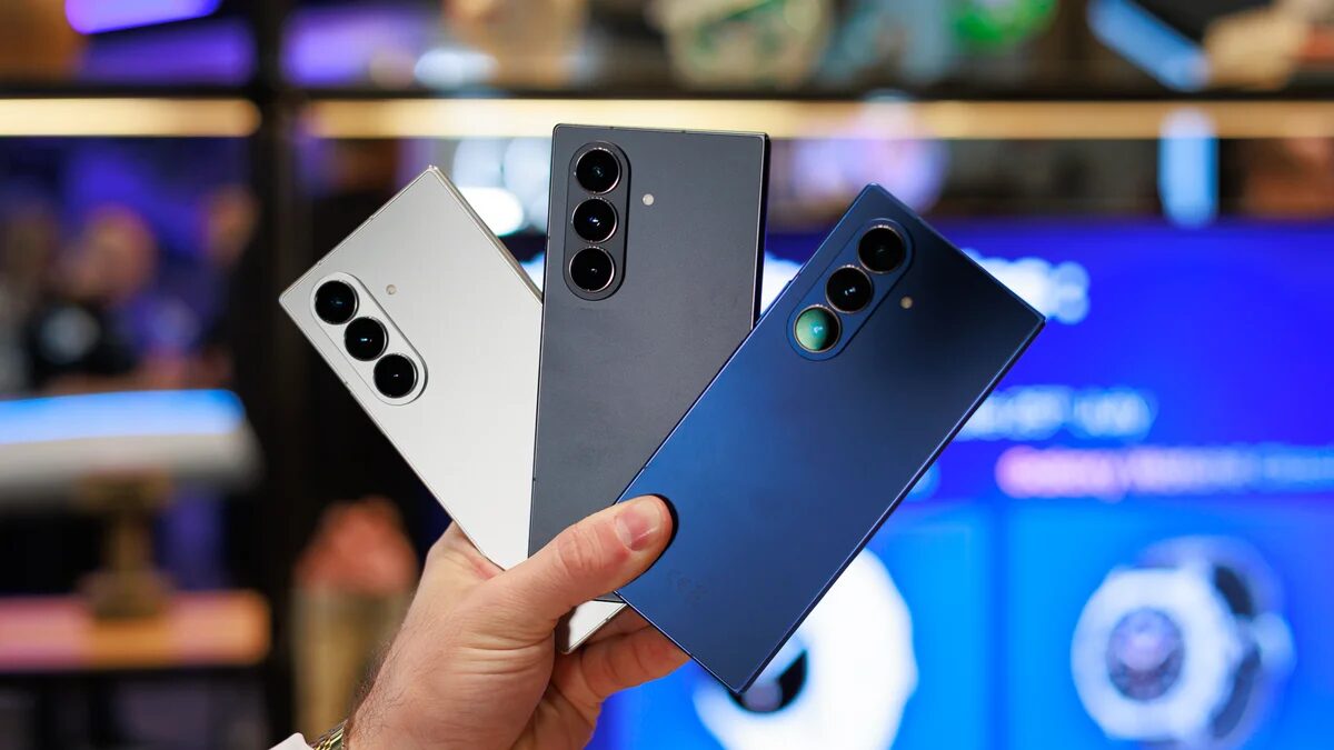 Смартфоны Samsung Galaxy Z Fold 7 в официальных цветах на руках человека