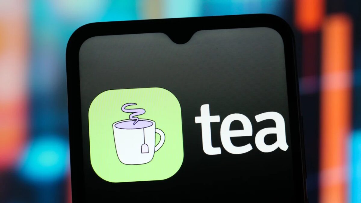 Логотип приложения Tea на экране смартфона, видны название и иконка приложения