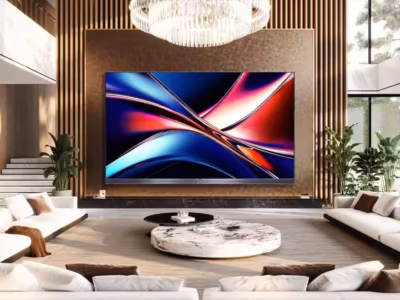 Крупный телевизор Hisense 116UX Mini-LED в гостиной