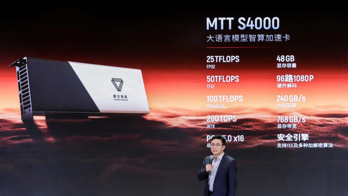 Презентация чипа МТТ S4000 на сцене: ведущий демонстрирует характеристики и цену