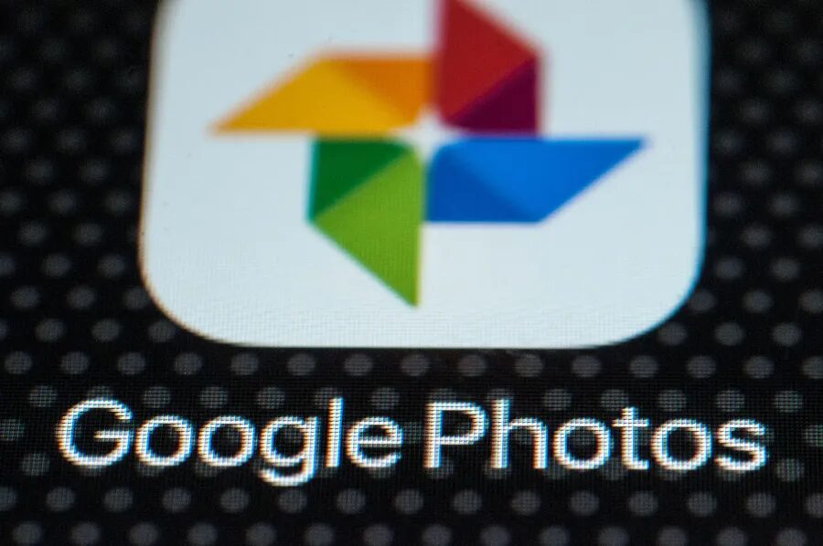Логотип приложения Google Фото на смартфоне с разноцветным значком сервиса