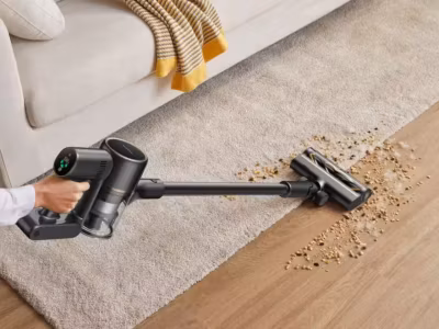 Дрильный пылесос Dreame R10S на полу с мусором