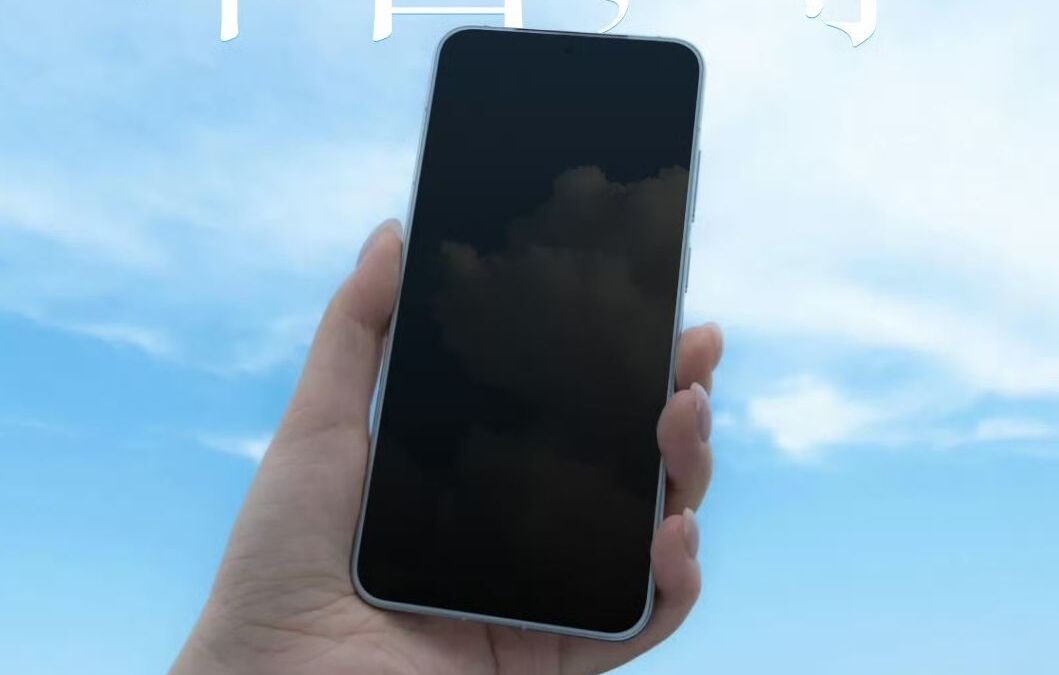 Рука держит смартфон Meizu 22 против небесного неба