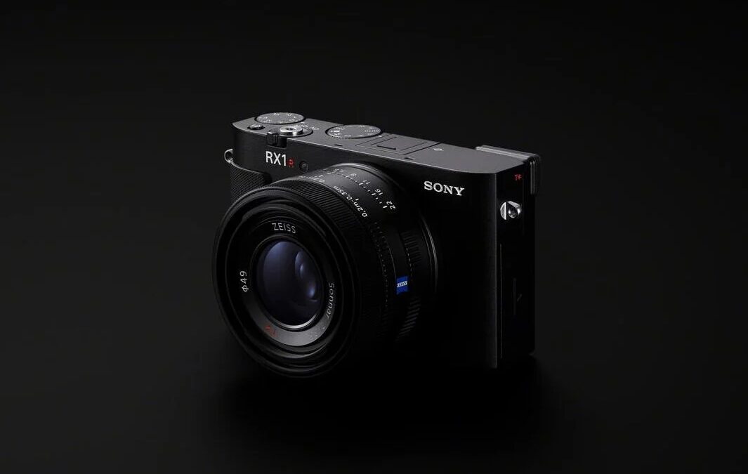 Sony представила компактную полнокадровую камеру RX1R III с сенсором на 61 МП 5 rx1r iii image5 large e1752629504207