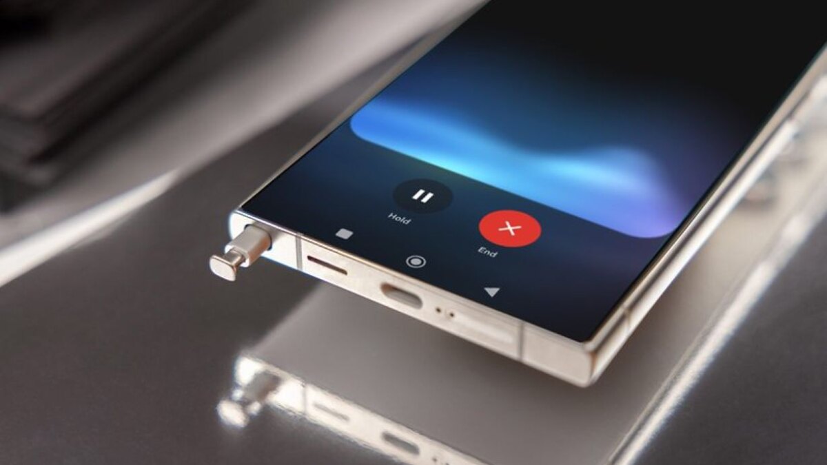 Samsung Galaxy S24 Ultra с подключенным USB-кабелем на передней панели для зарядки или передачи данных