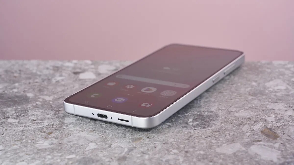 Названы две главные особенности Samsung Galaxy S25 FE до анонса 5 scale 1200 2 3