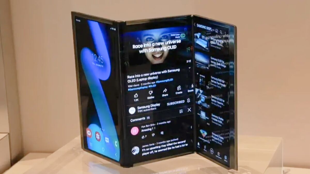 Складной Samsung Galaxy Fold с тройным сгибом в открытом виде, видны дисплеи