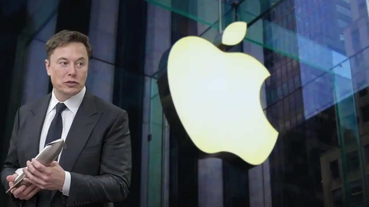 Илон Маск в деловом костюме у логотипа Apple на фоне здания