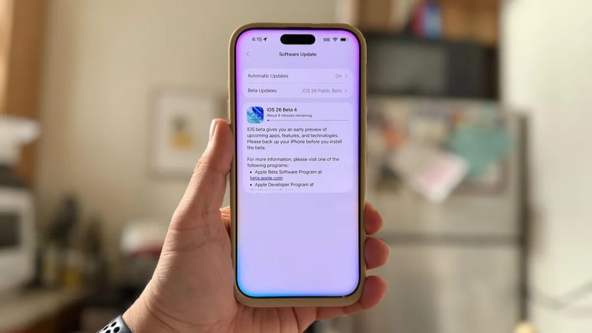 Айфон с открытым экраном обновления iOS 26 Бета 4