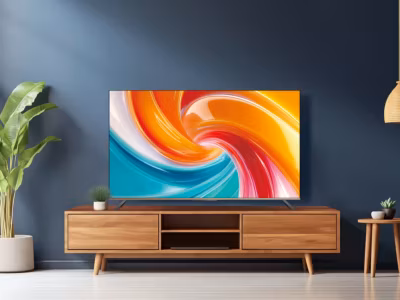 Умный телевизор Dreame в интерьере гостиной на деревянной тумбе