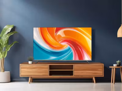 Телевизор Dreame с Dreamind и ИИ-процессором в интерьере гостиной с деревянной мебелью