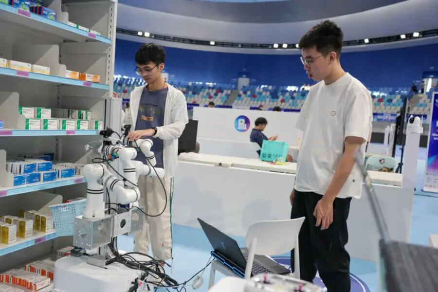 В Пекине стартуют первые в мире Игры человекоподобных роботов 2 robot sorting out medicine for world humanoid robot game 2025