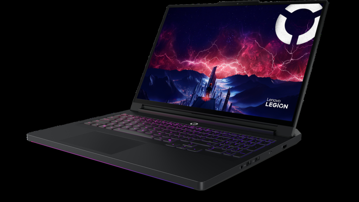 Ноутбук Lenovo ThinkPad P1 Gen 8 сбоку с клавиатурой