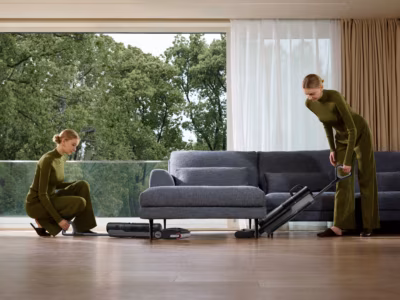 Две женщины используют пылесос Dreame H12 Dual FlexReach