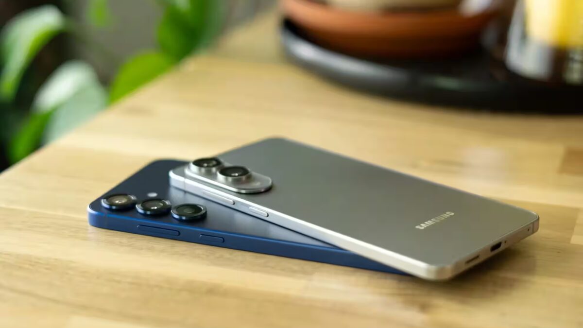 Смартфон Samsung Galaxy в серебристом цвете на деревянной поверхности