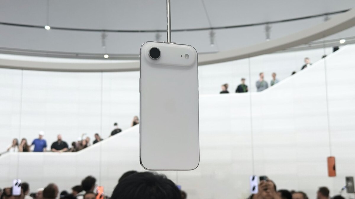 Apple говорит, что пользователям будет сложно выбрать между iPhone Air и Pro 1 65064 135821 iphone air at event xl