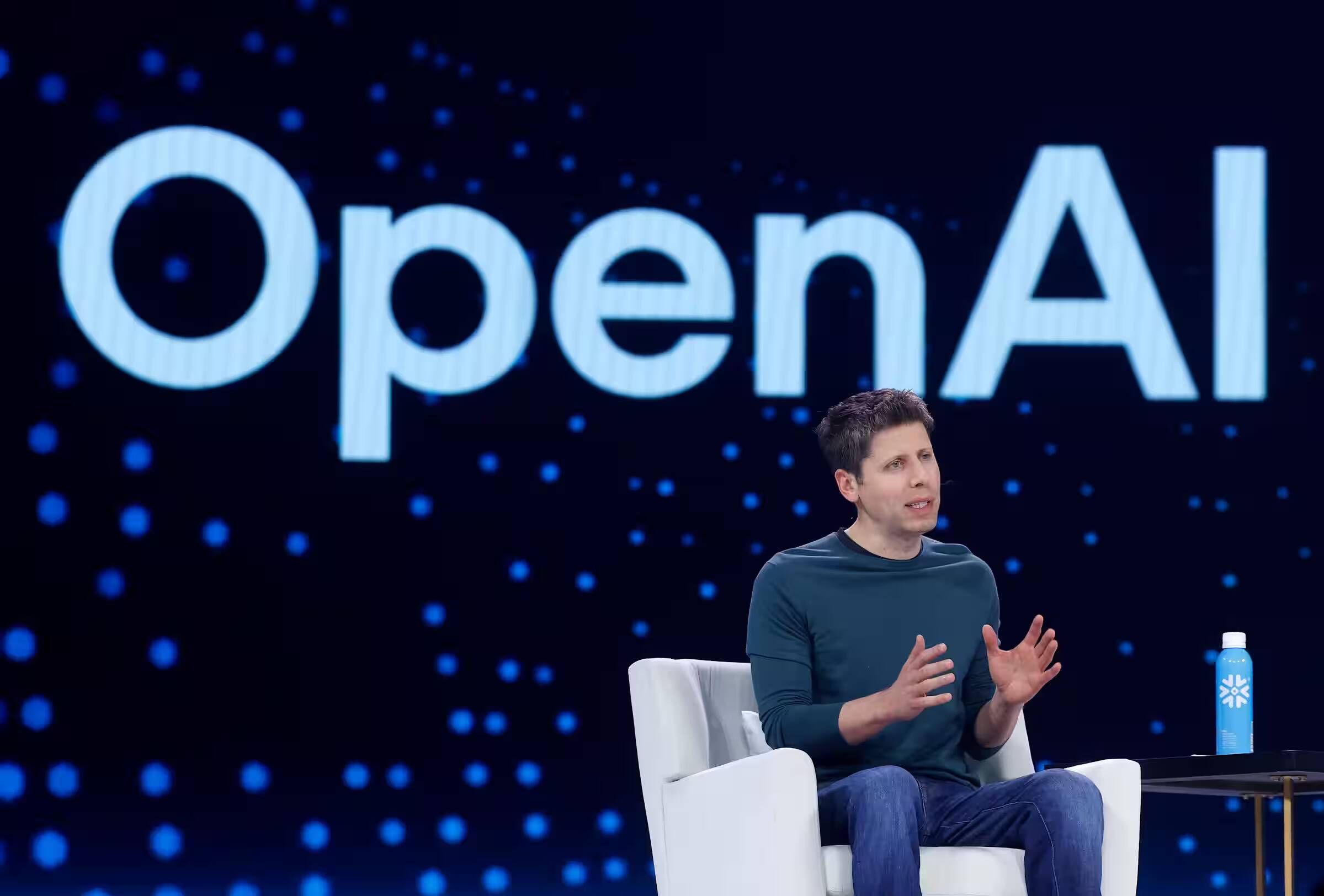Человек на сцене во время презентации о чипах ИИ OpenAI